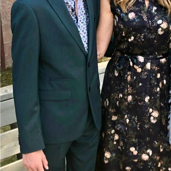 Elegant Green Two-Piece Suit with Notch Lapel - Picture 12 of 12